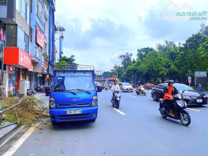 Bán nhà mặt phố Tây Sơn. Kinh Doanh. Ô tô tránh vài cái. 11 tỷ 9 sổ cầm tay