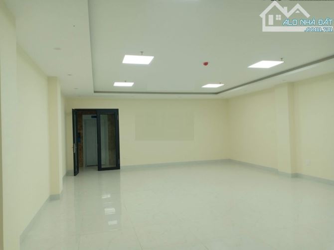 Cửa hàng, MBKD nhà mặt phố Nguyễn Văn Huyên - DT 100m2 x 2 tầng, Mt 5m - 1