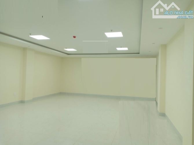 Cửa hàng, MBKD nhà mặt phố Nguyễn Văn Huyên - DT 100m2 x 2 tầng, Mt 5m - 2