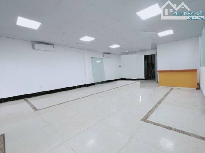 Cửa hàng, MBKD nhà mặt phố Nguyễn Văn Huyên - DT 100m2 x 2 tầng, Mt 5m - 3