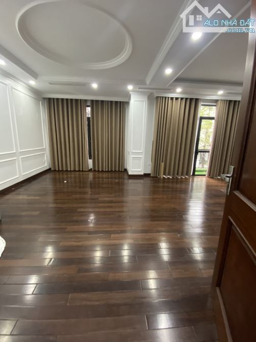 Cho thuê nhà phân lô ngõ ô tô tại Trung Kính lớn. DT: 70 m2 * 5 tầng. MT: 5.5 m.Giá: 33 tr - 3