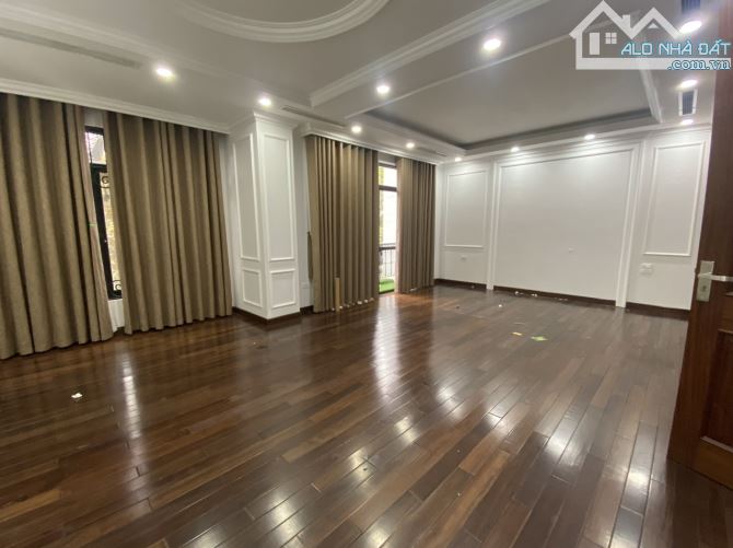 Cho thuê nhà phân lô ngõ ô tô tại Trung Kính lớn. DT: 70 m2 * 5 tầng. MT: 5.5 m.Giá: 33 tr - 6