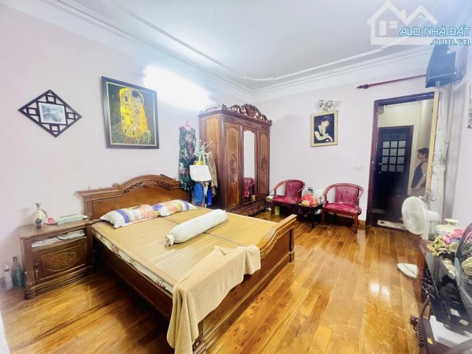 Hiếm! Bán nhà Hàng Điếu, 82m2, 3 tầng, mặt tiền 3.3m, 15.6 tỉ, phù hợp kinh doanh homestay