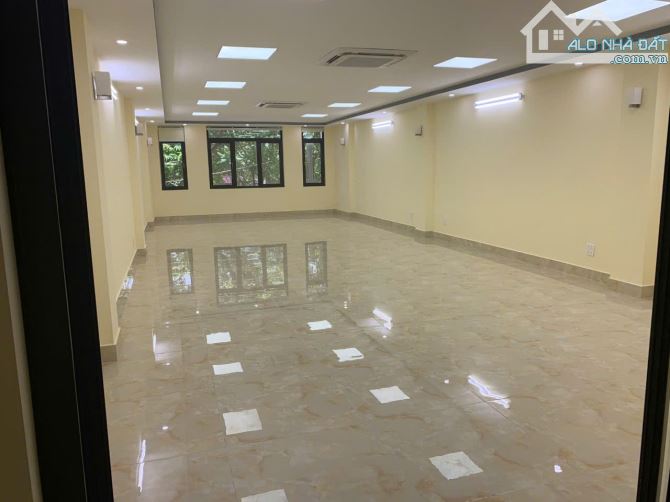 Cho thuê nhà Phùng Chí Kiên-Cầu Giấy.DT đất 95m2, xây dựng 75 m2 x 4 tầng, mặt tiền 5m,
