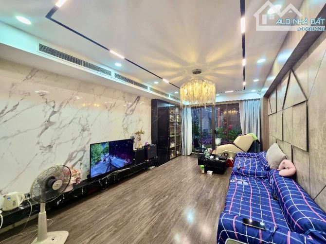 Bán nhà Ngọc Lâm 5 tầng x 60m gara 2 oto, nội thất Vip giá 13 tỷ hơn