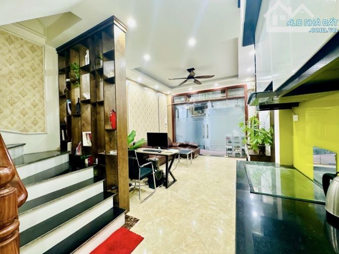 Bán nhà Tây Sơn, Đống Đa, ngõ nông, gần ô tô, vài bước ra phố, 33m2, mặt 4m, chào 8 tỷ 4