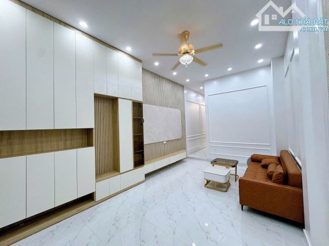 Bán nhà Hà Cầu 40m2, 4tầng,mt 4m,oto, kinh doanh. Nhà đẹp ở luôn. Giá 8tỷ5