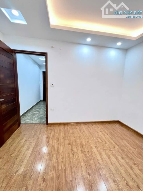 Nhà mới gần Phố Lê Trọng Tấn, khu cán bộ, trước nhà oto đỗ, 45m2 về ở luôn. Giá 10.9 tỷ - 5