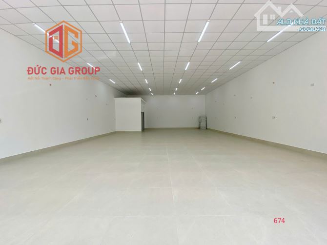 Mặt bằng ngang 10m Võ Thị Sáu mặt tiền tổng hơn 300m2 trống suốt giá 140tr/th showroom...