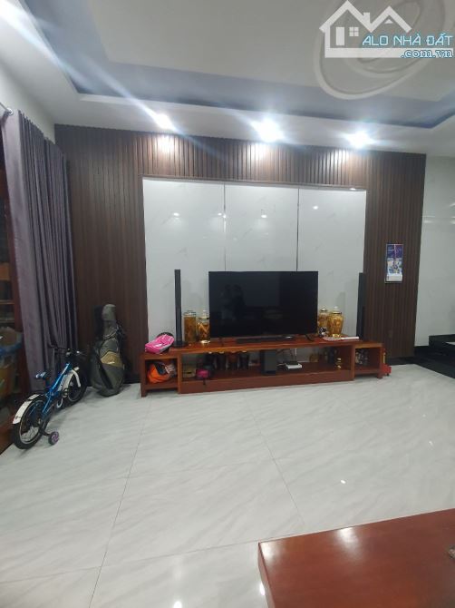 Bán Nhà 1 Trệt 2 Lầu Khu Song Ngữ 81M2 (5.1x16) Giá: 10 Tỷ