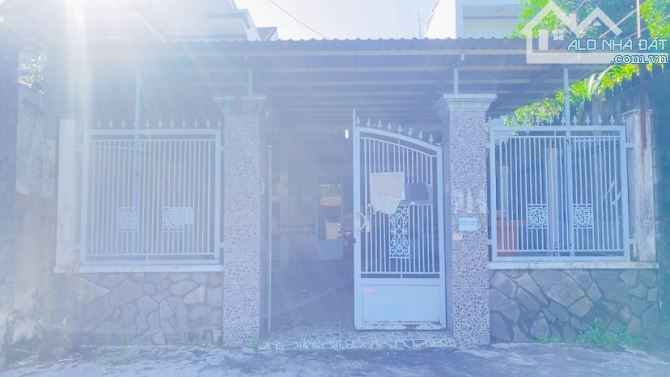 Bán nhà 343 m2 mặt tiền đường Hàng Xoài có sân rộng