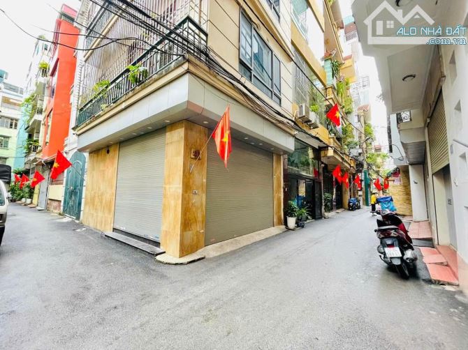 NGÃ TƯ SỞ 55m  Ô TÔ ĐỖ CỬA GẦN PHỐ NHÀ ĐẸP Ở LUÔN