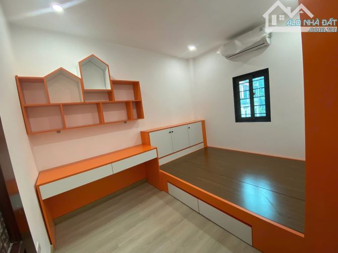 Cực Hiếm! Bán nhà mặt phố Lý Thái Tổ, 35m2, 5 tầng, 17.5 tỉ, phù hợp KD homestay, apartmen