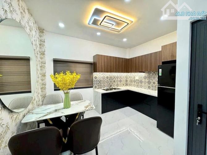 Bán nhà Nguyễn Đình Hoàn, Cầu Giấy - 40m2 - 7 tỷ - 5 tầng - ngõ thông - gần phố - 1