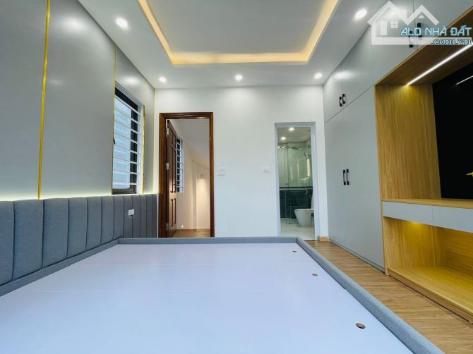 Bán nhà Di Trạch gần ĐH Công Nghiệp, ĐH Thành Đô HN. Ô tô vào nhà. DT: 35m²*5T, giá 5.49tỷ - 2