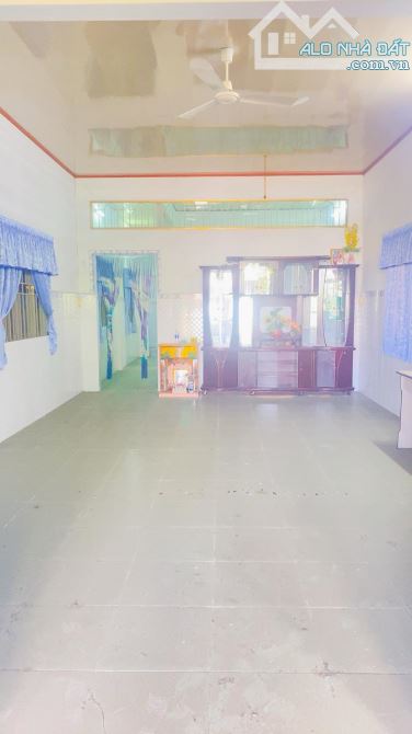Bán nhà 343 m2 mặt tiền đường Hàng Xoài có sân rộng - 2