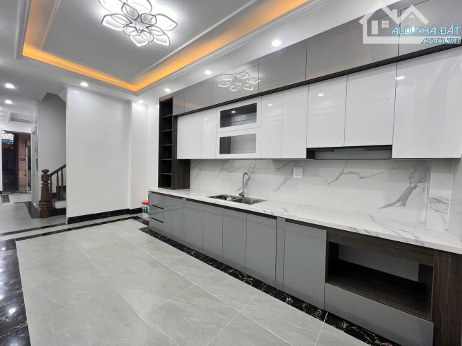 NGUYÊN HỒNG - 46M2 x 6 TẦNG THANG MÁY - PHỐ VIP PHÂN LÔ - 2 THOÁNG - Ô TÔ VÀI BƯỚC - 2