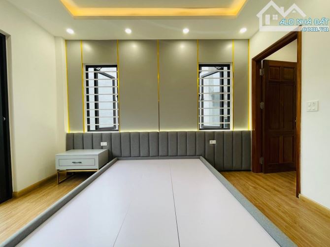 Bán nhà Di Trạch gần ĐH Công Nghiệp, ĐH Thành Đô HN. Ô tô vào nhà. DT: 35m²*5T, giá 5.49tỷ - 4