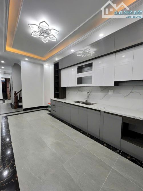 🏡 Nhà Đẹp - Thang Máy - Nguyên Hồng - Ba Đình 📏 Diện tích: 46m² 🏢 6 tầng 💰 Giá: 9,9tỷ - 6