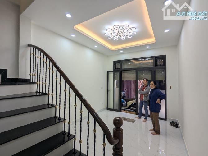 NHÀ MỚI MINH KHAI - HAI BÀ TRƯNG - 6 TỶ - 35M2 - VỊ TRÍ ĐẮC ĐỊA - XE BA GÁC CHẠY QUA - 6