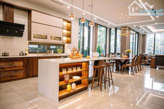 Bán nhà Cổ Linh, Quận Long Biên 90m2, 5T, 13.9 tỷ, thang máy, ô tô, sau 1 nhà ra đường.