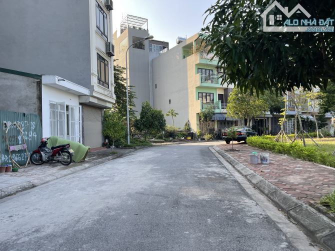 Cực hiếm, bán lô 62m2 view vườn hoa khu tái định cư Giang Biên, đường ô tô tránh, khổ đẹp