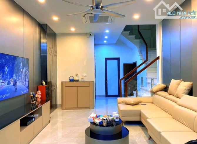 Bán nhà khu Ngọc Khánh gần Đài THVN: 42m x 7 tầng thang máy gần phố, ở luôn. - 1