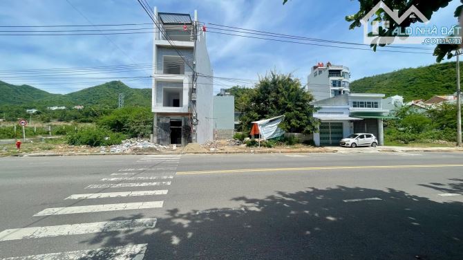 Bán đất mặt tiền đường Phạm Văn Đồng, Vĩnh Hoà, Nha Trang 85,3m2 ( rộng 4,5m )- 109trđ/m2 - 2