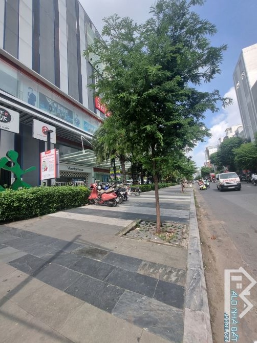 Cho thuê góc 2MT ngay VAN HANH MALL, Q10. Dt: 5x20m, Kc: trệt 4 lầu