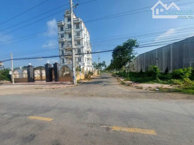- Bán gấp lô đất 3 Mặt Tiền KDC Long Hoà Huyện Cần Đước phí 2% anh em môi giới