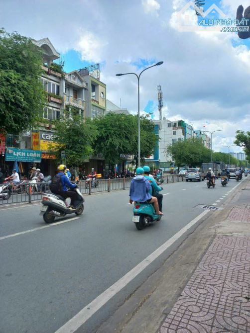 Góc 2 mặt tiền Nguyễn Gia Trí, Q. Bình Thạnh - DT: 10x20m -6 tầng giá 75ty