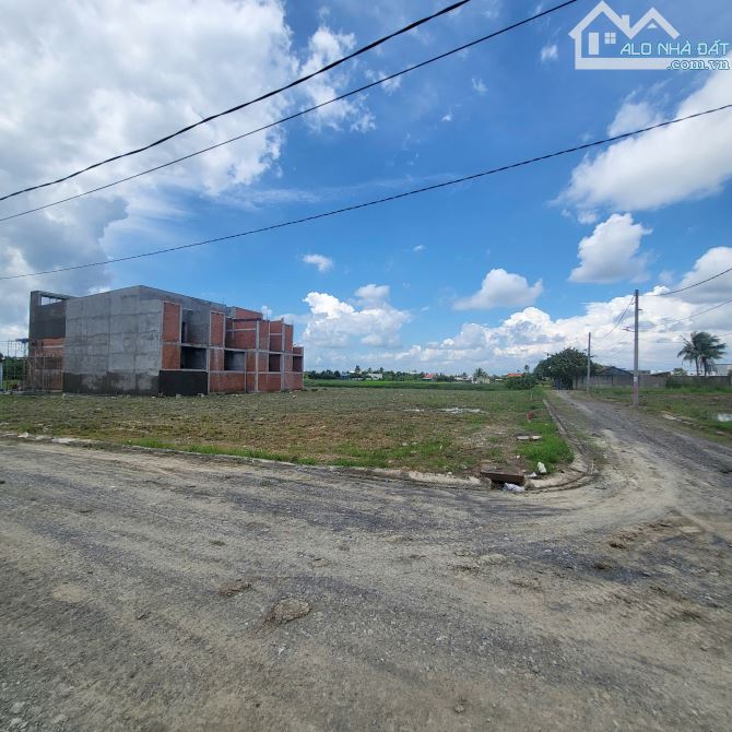Cần bán đất full thổ cư mới phân lô 10 nền nóng hỏi gần chợ bình chánh
