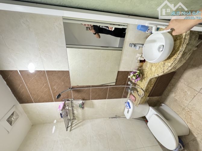 Nhà Đại La , Hai Bà Trưng , 45m 6 tầng chắc chắn , sổ đỏ chuẩn - 1