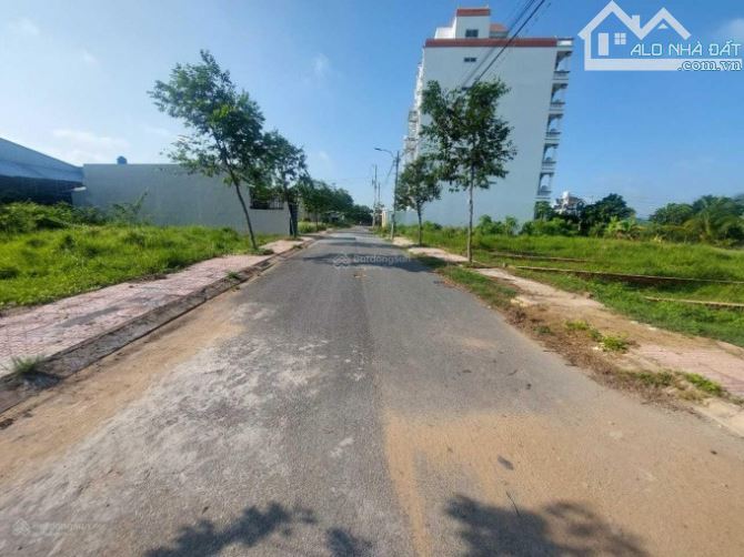 - Bán gấp lô đất 3 Mặt Tiền KDC Long Hoà Huyện Cần Đước phí 2% anh em môi giới - 1