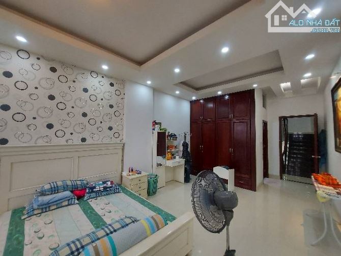 Ngay sân bay, nhà 5 tầng, 100m2, hẻm oto 6m, khu VIP Cửu Long - 2