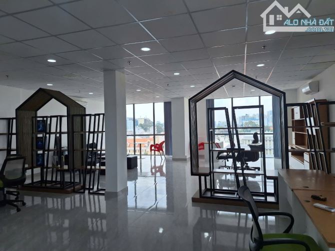 Cho thuê văn phòng 145m2 tầng cao view nhà thờ Tân Định - 2