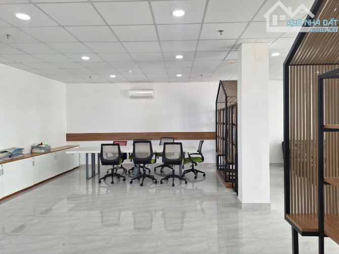 Cho thuê văn phòng 145m2 tầng cao view nhà thờ Tân Định - 4