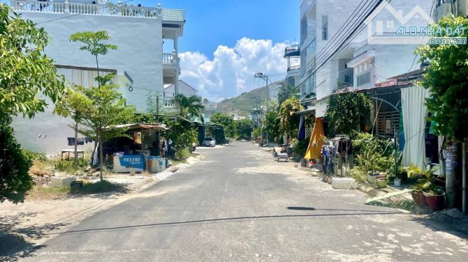 Bán đất mặt tiền đường Nguyễn Địa Lô, P.Vĩnh Hoà, Nha Trang 61,2m2 ( ngang 4m ) 2,8 tỷ - 3