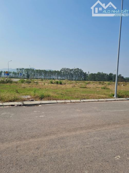 Bán Đất Đấu giá gần VIN HOME  Đồng Sơn, TP Bắc Giang. 108m2- MT 6m. đường 21m. Giá 3,5 tỷ - 4