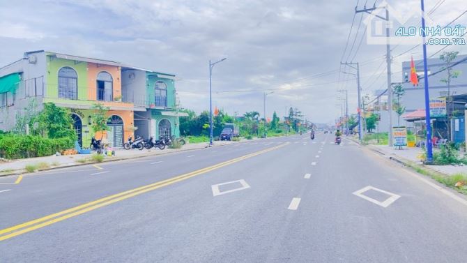 Cho thuê đất 700 m2 Hoàng Quốc Việt 10 triệu
