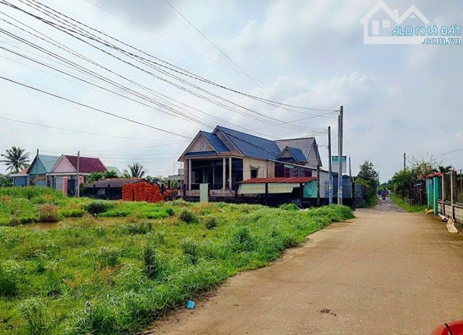 Bán đất mặt tiền đường bê tông 5x61m xã Đức Hòa Đông , Đức Hòa, Long An giá 1.85 tỷ