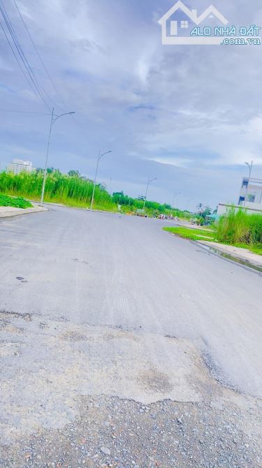 Cho thuê đất 700 m2 Hoàng Quốc Việt 10 triệu - 1