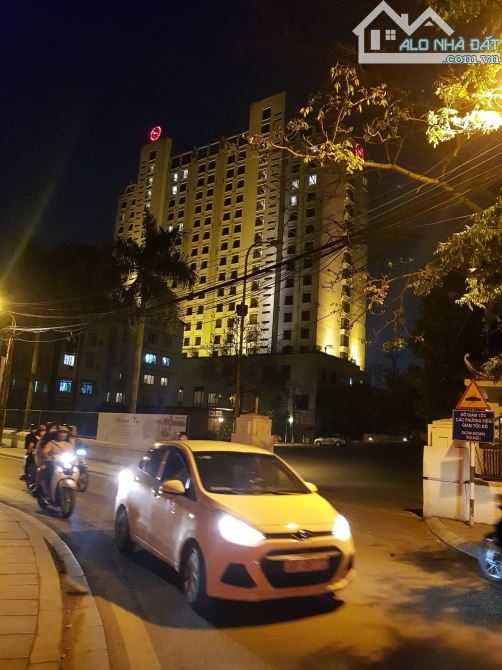 HẠ CHÀO GẦN 2 TỶ BÁN GẤP NHÀ PHỐ TÔ NGỌC VÂN QUẢNG AN TÂY HỒ 60M MT 5M NHỈNH 22 TỶ OTO VÀO - 1