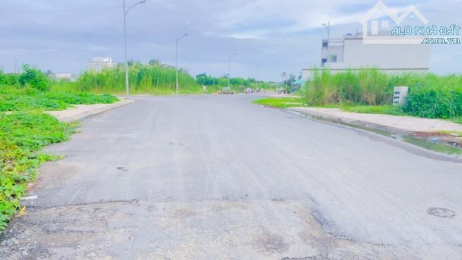 Cho thuê đất 700 m2 Hoàng Quốc Việt 10 triệu - 3