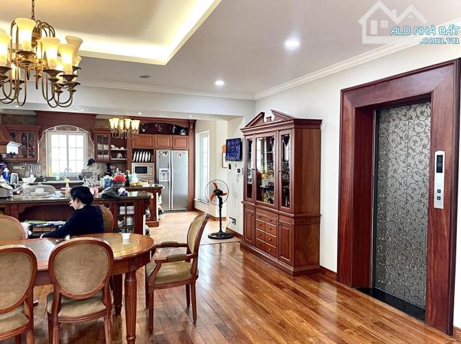 Bán nhà mới view hồ Quỳnh ngõ ô tô tránh Võ Thị Sáu, Q Hai Bà Trưng. DT 242m x 8t, mt 5,5m - 3