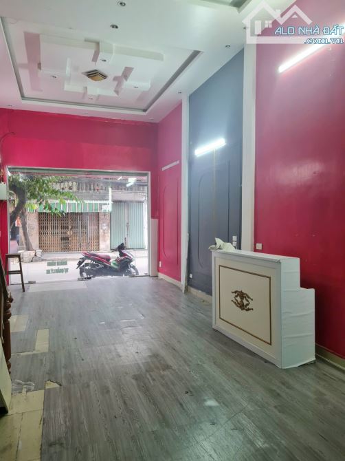 Cho thuê nhà mặt phố Đình Đông. Nhà 3 tầng rộng 60m2 mặt tiền 4,2m