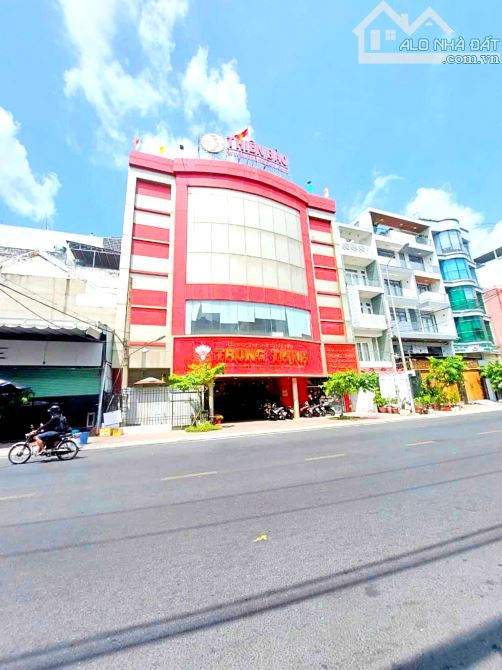 Cho thuê nhà mặt phố tại Đường 26, Quận 6,  Hồ Chí Minh. 5 Lầu, 1700m2 giá 220 Triệu/tháng