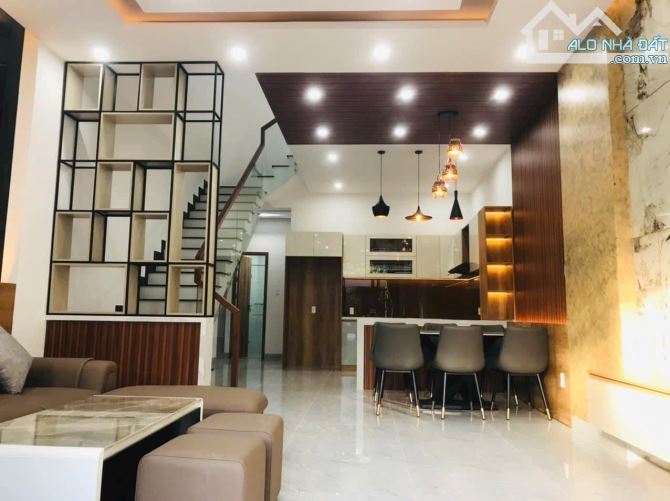 Nhà 3 tầng 100m2 MT Mạc Đăng Doanh , Hòa Xuân đường 7m5, chỉ nhỉnh 6tỷ