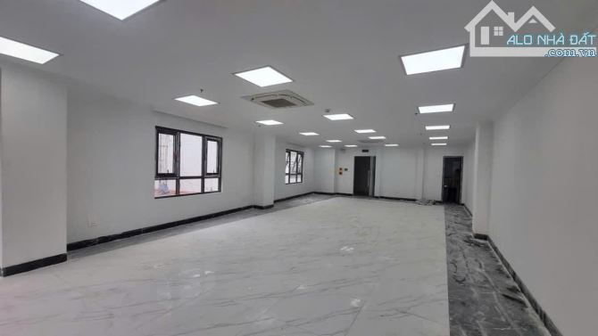 HIẾM! Bán Tòa Văn phòng Nghĩa Đô 80m2, 8T, MT 6.5m, Ô tô thông, Vỉa hè rộng, giá 36 tỷ