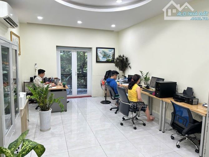 Bán nhà mặt tiền đường Nguyễn Hồng Đào, phường 14, Tân Bình. Diện tích: 78,5m2. Giá: 18tỷ - 15